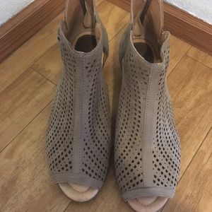 Earth - Keri Wide Size 8 Peep Toe Booties